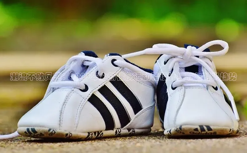 潮流不败风范：2025年全新银灰运动鞋设计细节与时尚趋势